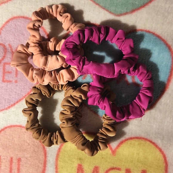 No Boundaries Accessories - Hair scrunchies